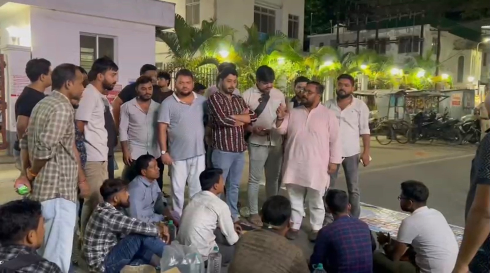 Youth Congress president Nilkamal Saha met JRB T-qualified job aspirants staging a roadside protest in Agartala and extended support to their demand for recruitment.